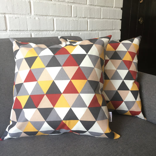 Funda Cojín Decorativo diseño Triangular Rojo y Amarillo
