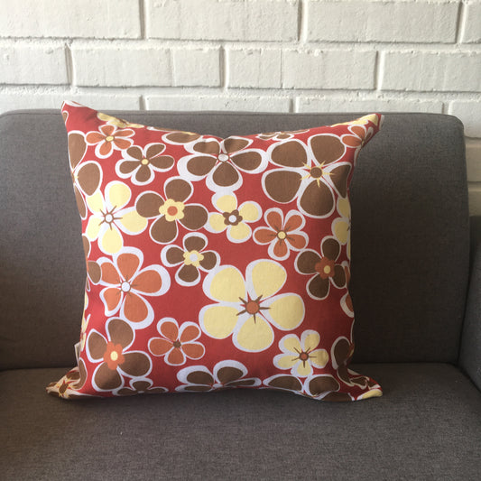 Funda Cojín Decorativo diseño rojo con Flores Cafe, Amarillo y Naranjo