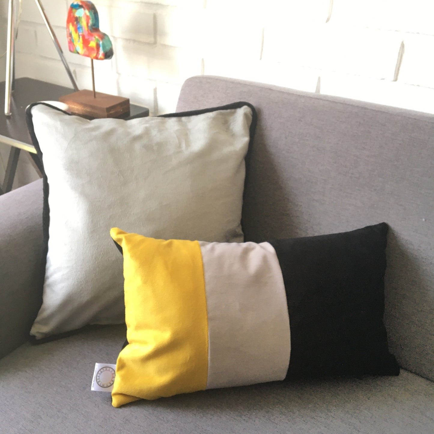 Funda Cojín Decorativo diseño Gris y borde Negro