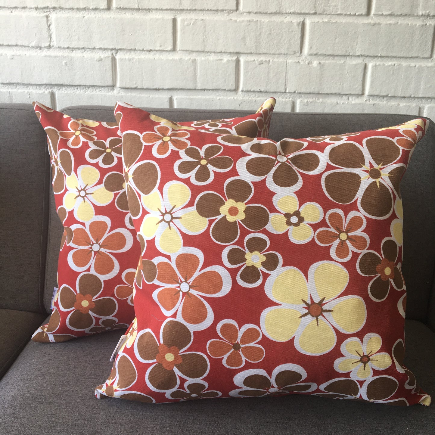 Funda Cojín Decorativo diseño rojo con Flores Cafe, Amarillo y Naranjo